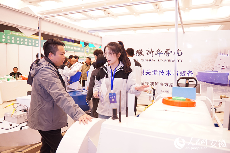 团队学生解答客商疑问。人民网 丁纪摄.jpg